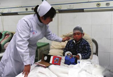 受伤儿童在医院接受治疗。
