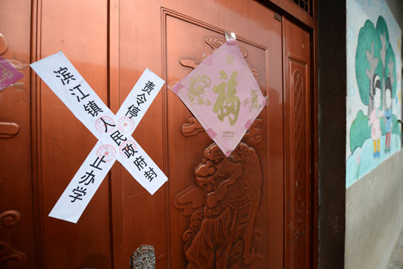 贵溪市滨江镇春蕾幼儿园大门被贴上封条（2012年12月25日摄）。