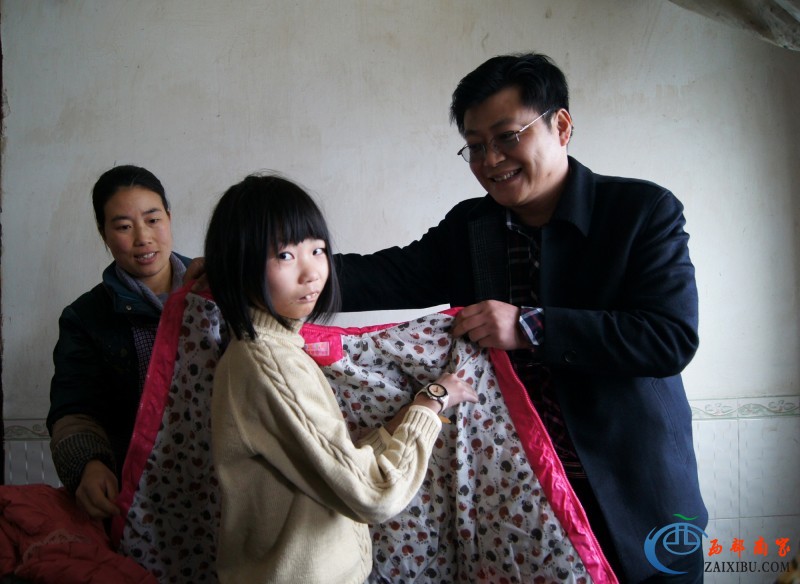 泸州长窖酒业有限公司营销总经理赵柏成给曹雨换上新的外套