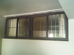 囚禁女孩的地下室窗户。 本版图片由深圳晚报记者马超摄