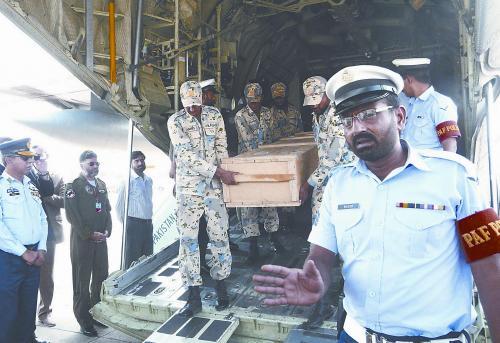 6月23日，在巴基斯坦首都附近的机场，装有遇难中国公民遗体的棺木被抬下飞机。