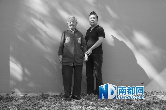 王秀英和女儿王凤仙在所租房子的院子里。自从搬出周转房，5年内她搬了4次家。 南都记者贺顿摄