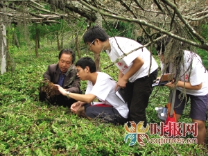 石柱县黄水镇，文化宣传服务团成员在“黄水药用植物园”进行参观学习 资料图