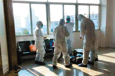 1月27日，厦门海沧第二医院发现第一例疑似H7N9病例，医护高度紧张，全副武装隔离病人。图/东方IC