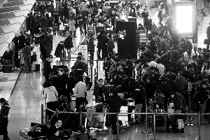 　　上海浦东机场，大批旅客在排队等候办理登机手续。 杨一 早报资料