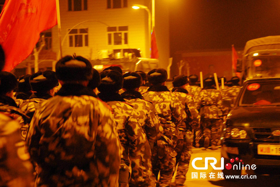 武警救援官兵迅速组织登车。图片来源：周密/CFP