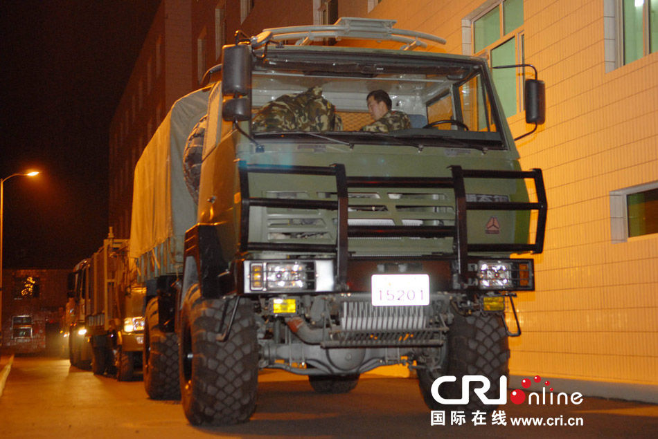武警救援编队的沙漠专用车准备就绪，准备驶出营区。图片来源：周密/CFP