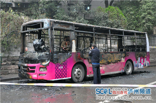 泸州一公交车自燃 乘客撤离及时无人受伤