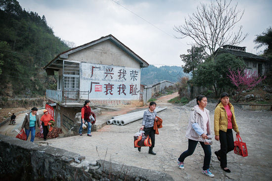 墙上的“厂兴我荣，厂衰我耻”仍然醒目，但自从工厂破产、矿井被封闭以后，周围已经不复当初的繁荣，倒是居民们的安全感正逐渐回升