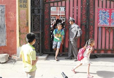 探访北京奶西村“移民少年”：群体抢劫斗殴频发