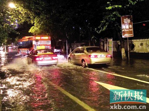 ■海珠区海幢寺附近道路积水严重。报料人供图副本