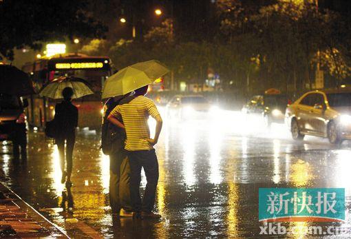 ■暴雨退去,但的士难求,不少人在路边等车。新快报记者毕志毅/摄