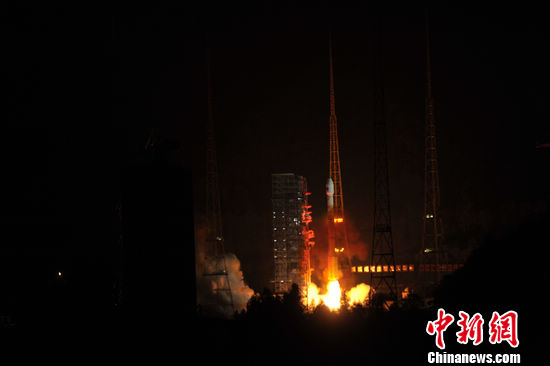 中国成功发射首颗新一代北斗导航卫星（图）