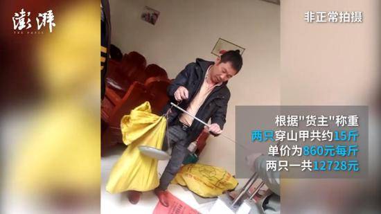   				暗访团还询问如果被警察看到怎么办。而卖家就说反正是装在麻袋里，就说是鸡，是猫是狗都没问题。不会有人查的。  			