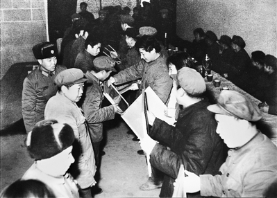 1985年4月6日，时任中共正定县委书记习近平在全县首季开门红表彰大会上颁奖。